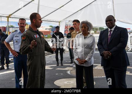 USA Küstenwache Lieutenant Adam Scholl, links, von der Luftwaffenstützpunkt Houston, spricht mit Botschafter Sharon L. Cromer, Zentrum, US-Botschafter von Gambia, Und der ehrenwerte Sering Modou Njie, richtig, Verteidigungsminister von Gambia, über den MH-65 Dolphin Helikopter während einer Tour an Bord des berühmten mittelschweren Ausdauerschneiders USCGC Mohawk (WMEC 913) in Banjul, Gambia, 26. Juli 2022. USCGC Mohawk ist auf einem geplanten Einsatz in den USA Marinestreitkräfte Afrika Einsatzgebiet, angestellt von den USA Sechste Flotte, die die Interessen der USA, Verbündeten und Partner verteidigt. Stockfoto