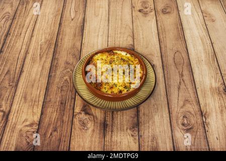 Lasagne ist eine Art von Pasta. Es wird normalerweise in übereinander liegenden Blättern serviert, die mit Schichten von Zutaten zum Abschmecken durchzogen sind Stockfoto