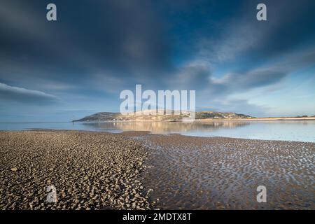 Blick von der Conwy Mündung in Richtung Great Ormes Head Pen y Gogarth an der Küste von Nordwales Stockfoto