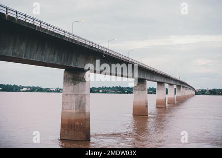 Laos Thai Friendship Bridge II, Thai Lao Mekong River Bridge überqueren die lange Landbrücke in der Provinz Mukdahan Stockfoto