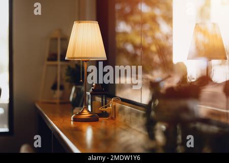 Tischleuchte auf Holztresen Bar klassischer Luxus Innenraum und Café Dekoration Stockfoto