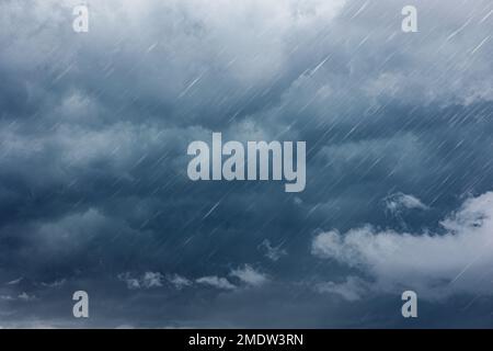 Regen, dunkel bewölkt, Sturmwolke, Natur in der Regenzeit Stockfoto