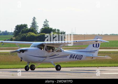 Cessna 172 wird von der Universität Dubuque betrieben und fährt nach einem Trainingsflug zum Parkplatz. Stockfoto