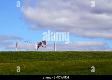 Kleidung, die zum Trocknen an einer Wäscheleine hängt Stockfoto