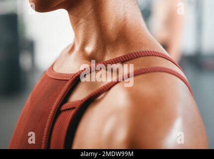 Schulter, Nahaufnahme und Verletzung einer Frau im Fitnessstudio für Fitness, Training oder Workout bei Unbehagen. Armschmerzen, Mädchen und Sportwunde Stockfoto