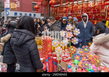 New York, Usa. 22. Januar 2023. Straßenverkäufer verkaufen Konfetti und andere Noisemaker-Produkte für das Mondneujahr während der Feier zum Mondneujahr des Hasen in Chinatown, New York City. (Foto: Ron Adar/SOPA Images/Sipa USA) Guthaben: SIPA USA/Alamy Live News Stockfoto
