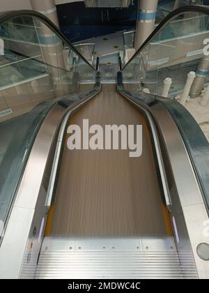 Eine vertikale Aufnahme der leeren Rolltreppe. Stockfoto