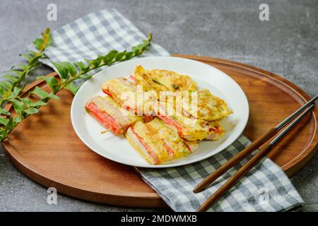 Traditionelle koreanische Festpreisgerichte, Fleisch- und Gemüsespieße Stockfoto