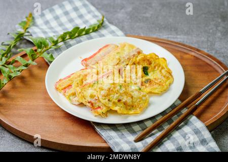 Traditionelle koreanische Festpreisgerichte, Fleisch- und Gemüsespieße Stockfoto