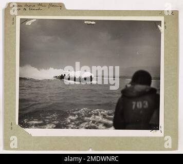Delba L. Nivens, ein 23-jähriger Coxswain der Küstenwache aus Amarillo, Texas, steuert am D-Day in der Normandie ein brennendes LCVP (Landing Craft Vehicle Personals) zum Strand, obwohl es unter schwerem deutschen Maschinengewehre und Mörserfeuer steht. Nivens’ Tapferkeit trug zur erfolgreichen Landung von Truppen und Ausrüstung bei. Stockfoto