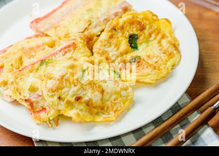 Traditionelle koreanische Festpreisgerichte, Fleisch- und Gemüsespieße Stockfoto