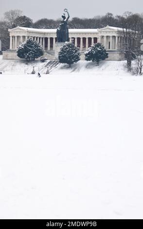 München, Deutschland. 23. Januar 2023. Schnee liegt auf der Theresienwiese vor Bayern. In der Hauptstadt herrschen winterliche Temperaturen. Kredit: Felix Hörhager/dpa/Alamy Live News Stockfoto