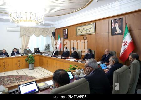 Teheran, Teheran, Iran. 23. Januar 2023. Ein Handout-Foto, das vom iranischen Präsidentschaftsbüro zur Verfügung gestellt wurde, zeigt, dass der iranische Präsident EBRAHIM RAISI (C) während einer Regierungssitzung sprach. (Kreditbild: © iranische Präsidentschaft via ZUMA Press Wire) NUR REDAKTIONELLE VERWENDUNG! Nicht für den kommerziellen GEBRAUCH! Stockfoto