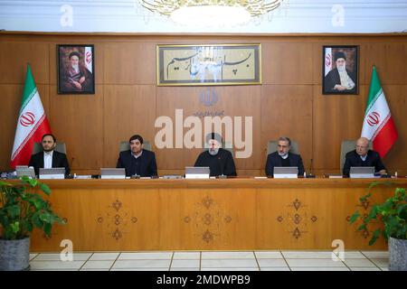 Teheran, Teheran, Iran. 23. Januar 2023. Ein Handout-Foto, das vom iranischen Präsidentschaftsbüro zur Verfügung gestellt wurde, zeigt, dass der iranische Präsident EBRAHIM RAISI (C) während einer Regierungssitzung sprach. (Kreditbild: © iranische Präsidentschaft via ZUMA Press Wire) NUR REDAKTIONELLE VERWENDUNG! Nicht für den kommerziellen GEBRAUCH! Stockfoto