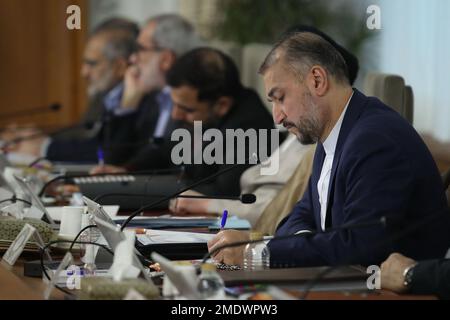 Teheran, Teheran, Iran. 23. Januar 2023. Auf einem Handout-Foto des iranischen Präsidentschaftsamts ist HOSSEIN AMIR-ABDOLLAHIAN, der iranische Außenminister, bei einem Regierungstreffen zu sehen. (Kreditbild: © iranische Präsidentschaft via ZUMA Press Wire) NUR REDAKTIONELLE VERWENDUNG! Nicht für den kommerziellen GEBRAUCH! Stockfoto