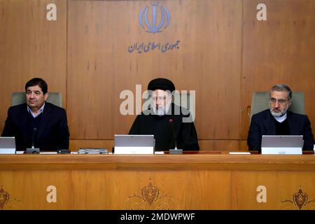 Teheran, Teheran, Iran. 23. Januar 2023. Ein Handout-Foto, das vom iranischen Präsidentschaftsbüro zur Verfügung gestellt wurde, zeigt, dass der iranische Präsident EBRAHIM RAISI (C) während einer Regierungssitzung sprach. (Kreditbild: © iranische Präsidentschaft via ZUMA Press Wire) NUR REDAKTIONELLE VERWENDUNG! Nicht für den kommerziellen GEBRAUCH! Stockfoto