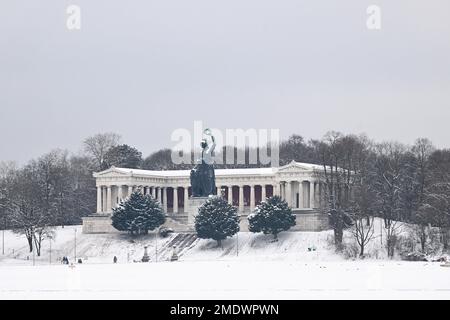 München, Deutschland. 23. Januar 2023. Schnee liegt auf der Theresienwiese vor Bayern. In der Hauptstadt herrschen winterliche Temperaturen. Kredit: Felix Hörhager/dpa/Alamy Live News Stockfoto