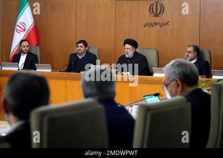 Teheran, Teheran, Iran. 23. Januar 2023. Ein Handout-Foto, das vom iranischen Präsidentschaftsbüro zur Verfügung gestellt wurde, zeigt, dass der iranische Präsident EBRAHIM RAISI (C) während einer Regierungssitzung sprach. (Kreditbild: © iranische Präsidentschaft via ZUMA Press Wire) NUR REDAKTIONELLE VERWENDUNG! Nicht für den kommerziellen GEBRAUCH! Stockfoto