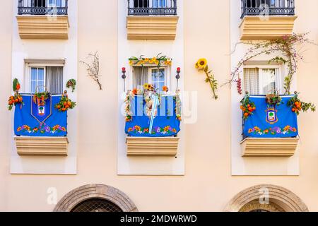 Wunderschön dekorierte Balkone auf der Plaza de San Pedro in der Stadt Huelva, anlässlich der Prozession des schutzpatrons der Stadt, Sa Stockfoto