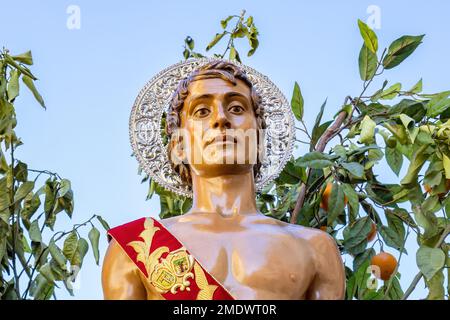 Detail des Schutzpatrons Sebastian (San Sebastian) in der Prozession durch die Straßen der Stadt Huelva Stockfoto