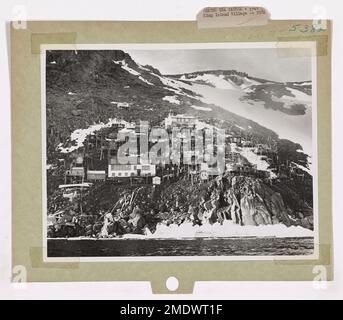 Bering Sea Patrol - King Island Village. Am späten Abend enthüllt der Nebel plötzlich King Island Village, ein Zentrum der Aktivität über viele Kilometer, auf der Klippe über dem Ozean im Fernen Norden. Stockfoto