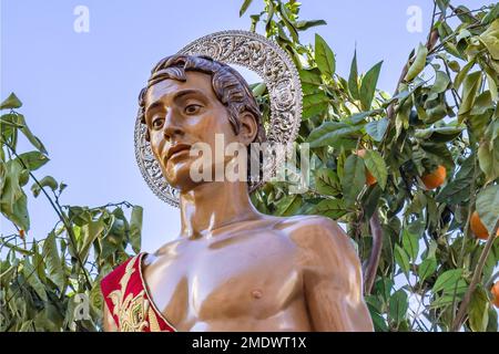 Detail des Schutzpatrons Sebastian (San Sebastian) in der Prozession durch die Straßen der Stadt Huelva Stockfoto