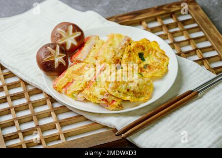 Traditionelle koreanische Festpreisgerichte, Fleisch- und Gemüsespieße Stockfoto