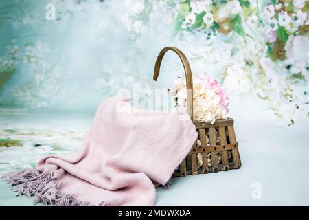 Korb mit Blumenmuster und digitalem Hintergrund für Neugeborene Stockfoto