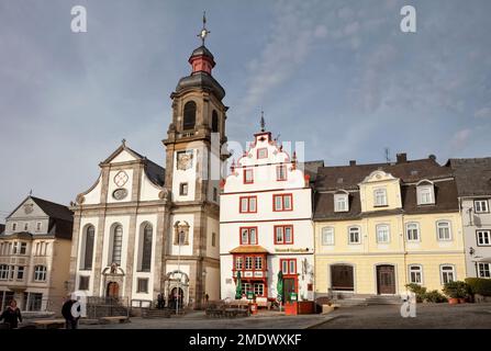 Steinernes Haus und die katholische Marienhimmelskirche, Alter Markt, Hachenburg, Westerwaldkreis in Rheinland-Pfalz Stockfoto