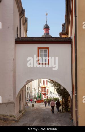 Steinernes Haus und die katholische Marienhimmelskirche, Alter Markt, Hachenburg, Westerwaldkreis in Rheinland-Pfalz Stockfoto