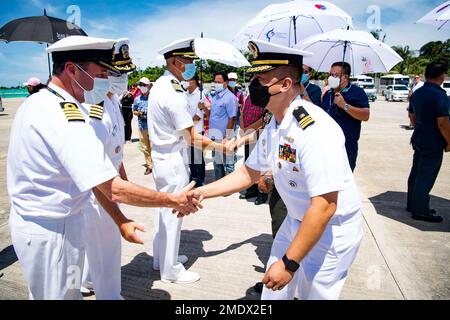 PUERTO PRINCESA, Philippinen (27. Juli 2022) – Hauptmann Charles Maynard von der Royal Navy, Left, als stellvertretender Befehlshaber der Pazifischen Partnerschaft (PP22) begrüßt Anführer der Streitkräfte der Philippinen bei der Ankunft in Puerto Princesa während des Anstoßes des PP22. Zwischenstopps auf den Philippinen. Die Pazifikpartnerschaft ist die größte multinationale Mission zur Vorbereitung auf humanitäre Hilfe und Katastrophenhilfe, die jährlich im Indo-Pazifik durchgeführt wird. Sie ist seit 17. Jahren Teil der Partnerschaft. Stockfoto