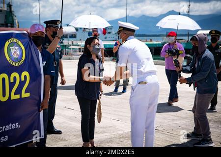 PUERTO PRINCESA, Philippinen (27. Juli 2022) – Kapitän Hank Kim, Befehlshaber der Mission Pacific Partnership 2022, schüttelt bei der Ankunft in Puerto Princesa während des Anstoßes der Mission PP22 auf den Philippinen die Hand von Puerto PRINCESA Vizebürgerin Maria Nancy M. SOKRATES. Die Pazifikpartnerschaft ist die größte multinationale Mission zur Vorbereitung auf humanitäre Hilfe und Katastrophenhilfe, die jährlich im Indo-Pazifik durchgeführt wird. Sie ist seit 17. Jahren Teil der Partnerschaft. Stockfoto