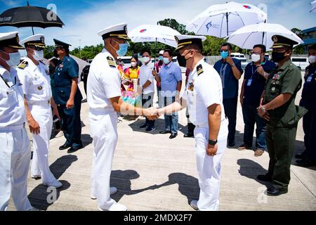 PUERTO PRINCESA, Philippinen (27. Juli 2022) – Kapitän Hank Kim, Befehlshaber der 2022. Mission der Pacific Partnership, begrüßt Anführer der Streitkräfte der Philippinen bei der Ankunft im Hafen von Puerto Princesa, um den PP22. Zwischenstopp auf den Philippinen zu beginnen. Die Pazifikpartnerschaft ist die größte multinationale Mission zur Vorbereitung auf humanitäre Hilfe und Katastrophenhilfe, die jährlich im Indo-Pazifik durchgeführt wird. Sie ist seit 17. Jahren Teil der Partnerschaft. Stockfoto