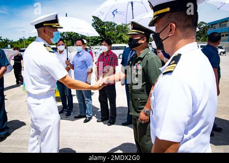 PUERTO PRINCESA, Philippinen (27. Juli 2022) – Kapitän Hank Kim, Befehlshaber der Mission Pacific Partnership 2022 (PP22), begrüßt Anführer der Streitkräfte der Philippinen bei der Ankunft im Hafen von Puerto Princesa, um den PP22. Zwischenstopp auf den Philippinen zu beginnen. Die Pazifikpartnerschaft ist die größte multinationale Mission zur Vorbereitung auf humanitäre Hilfe und Katastrophenhilfe, die jährlich im Indo-Pazifik durchgeführt wird. Sie ist seit 17. Jahren Teil der Partnerschaft. Stockfoto