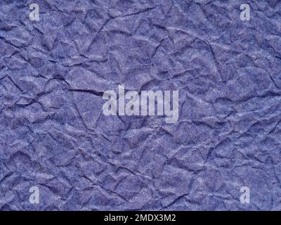 Violette zerknitterte Papierstruktur. Leeres Seitenmuster für Weihnachtsfestivalkarte im Winter, Neujahrsdesigns, Hintergrundkonzepte Stockfoto