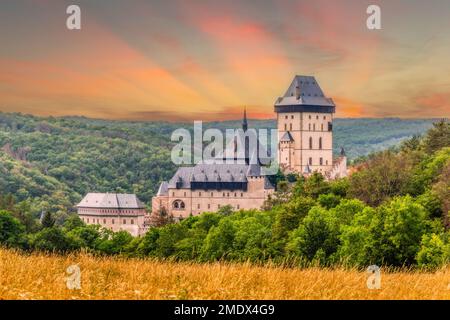 Sonnenuntergang über der Burg Karlstejn Stockfoto