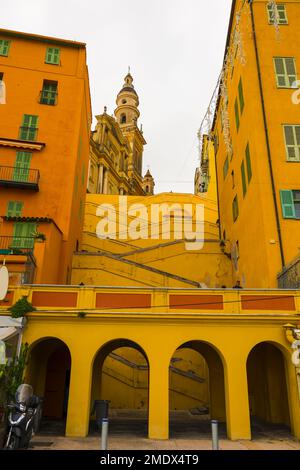 Kathedrale und Treppe in Menton, in Provence-Alpes-Côte d'Azur, Frankreich. Stockfoto