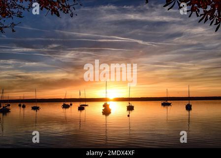 Segelboote bei Sonnenuntergang in Herrsching Bay auf dem Ammer-See, Bayern, Deutschland, Europa Stockfoto