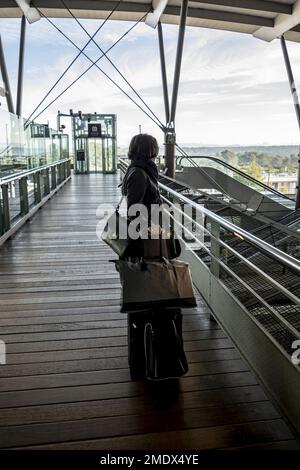 Tourist mit Gepäck am Bahnhof in Avignon, Frankreich. Stockfoto