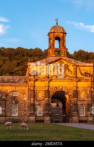 The Stable Block in Chatsworth in Derbyshire, England, Großbritannien, erbaut 1758-1763 von James Paine für den vierten Duke of Devonshire mit Stand Wood im Hintergrund Stockfoto