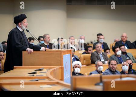 Teheran, Teheran, Iran. 23. Januar 2023. Ein Handout-Foto, das vom iranischen Präsidentenamt zur Verfügung gestellt wurde zeigt, spricht der iranische Präsident EBRAHIM RAISI (L) während des Razi-Forschungsfestivals 28. über medizinische Wissenschaften mit dem Ziel, Kapazitäten zu identifizieren und beispielhafte Forscher im Gesundheitssektor zu würdigen. Kredit: ZUMA Press, Inc./Alamy Live News Stockfoto