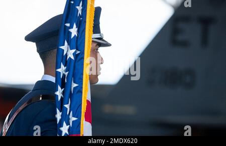 Airman 1. Klasse Jaivon Bland ist bereit, während der Zeremonie zum Kommandowechsel der 96. Operations Group am 26. Juli auf dem Luftwaffenstützpunkt Eglin, Florida, die amerikanische Flagge zu tragen. Oberst Tucker Hamilton übernahm die Gruppenzügel von Oberst Doug Creviston während der Zeremonie. (USA Air Force Photo/Samuel King Jr.) Stockfoto