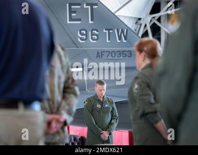 Oberst Tucker Hamilton steht während eines Gebetsgesprächs bei der Zeremonie zur Änderung des Befehls der 96. Operations Group am 26. Juli auf dem Luftwaffenstützpunkt Eglin, Florida. Hamilton übernahm die Gruppenführung von Oberst Doug Creviston während der Zeremonie. (USA Air Force Photo/Samuel King Jr.) Stockfoto