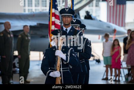 Eglin Honor Guard Airmen bringen die Farben während der Zeremonie zur Befehlsänderung der 96. Operations Group am 26. Juli auf dem Luftwaffenstützpunkt Eglin, Florida. Oberst Tucker Hamilton übernahm die Gruppenzügel von Oberst Doug Creviston während der Zeremonie. (USA Air Force Photo/Samuel King Jr.) Stockfoto