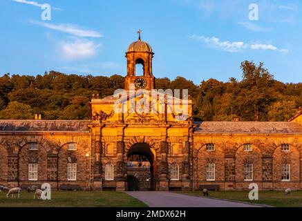 The Stable Block in Chatsworth in Derbyshire, England, Großbritannien, erbaut 1758-1763 von James Paine für den vierten Duke of Devonshire mit Stand Wood im Hintergrund Stockfoto