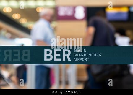 Nahansicht des BER-Code Berlin Brandenburg Flughafen Logo Sicherheitsabsperrband Trennband im neuen Terminalgebäude. Deutsche Hauptstadt Stockfoto