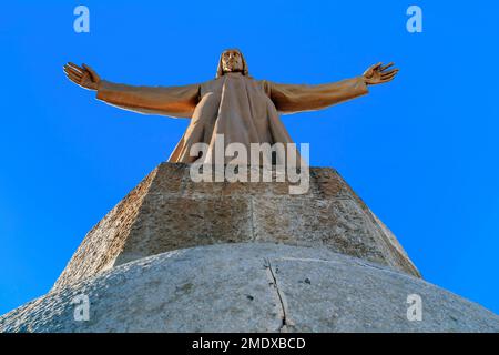 BARCELONA, SPANIEN - 13. MAI 2017: Es ist Jesus, der über dem Tempel des Heiligen Herzens errichtet wurde, der sich am höchsten Ort der Stadt befindet. Stockfoto