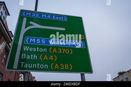 Bristol, England -Januar 21 2023: Weston, Bath, Taunton, Bristol Flughafen Wegbeschreibungen auf einem Schild in Bristol England Stockfoto