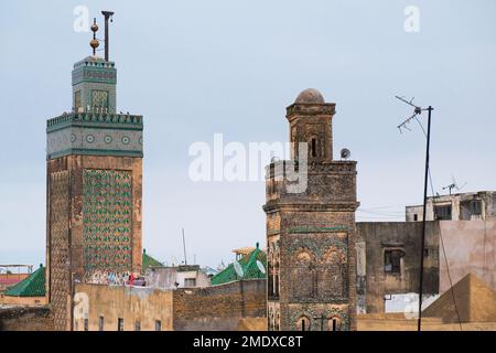 Fez, Marokko - Minarette von Bou Inania Madrasa in der alten Medina von Fes el Bali. Ruf zum Gebetsturm neben Moscheen. Horizontaler Fes-Bewegungshintergrund. Stockfoto