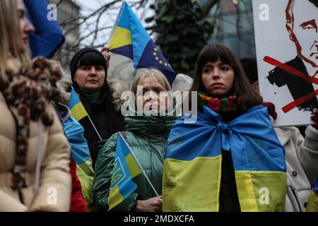 Brüssel, Region Brüssel-Hauptstadt, Belgien. 23. Januar 2023. Demonstranten halten ukrainische Flaggen während einer Demonstration zur Unterstützung der Ukraine vor einem Treffen der EU-Außenminister am EU-Hauptsitz in Brüssel, Belgien, am 23. Januar 2023. Die Demonstranten bitten um die Entsendung von Panzern und anderem militärischem Gerät in die Ukraine. (Kreditbild: © Valeria Mongelli/ZUMA Press Wire) NUR REDAKTIONELLE VERWENDUNG! Nicht für den kommerziellen GEBRAUCH! Stockfoto